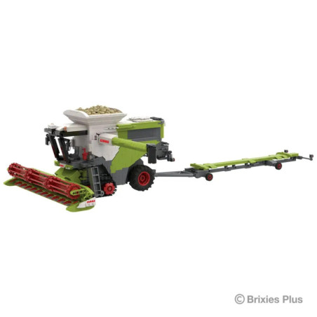 Lego-Modell eines grünen und roten Mähdreschers mit abnehmbarem Anhänger vor weißem Hintergrund.