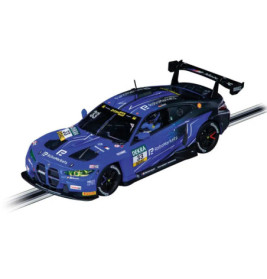 Blauer BMW-Rennwagen mit Sponsorenlogos fährt auf einer Rennstrecke, aus erhöhter Perspektive aufgenommen.