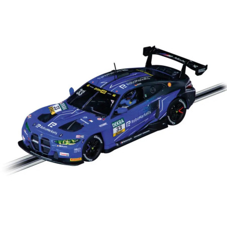 Blauer BMW-Rennwagen mit Sponsorenlogos fährt auf einer Rennstrecke, aus erhöhter Perspektive aufgenommen.