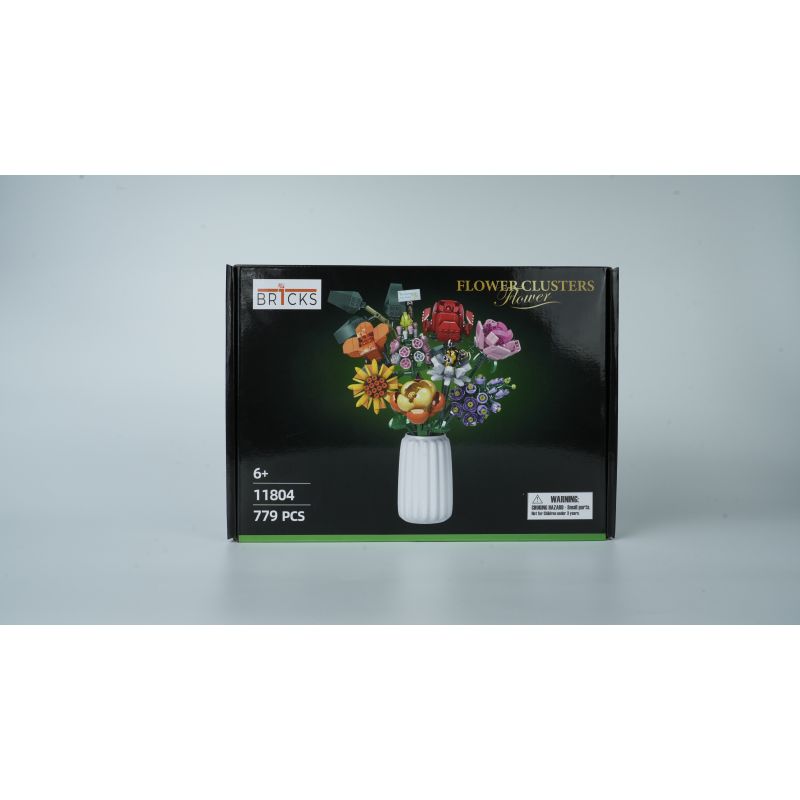 Spielzeug-Bausatz mit einer Vase und bunten Blumen auf schwarzem Hintergrund.