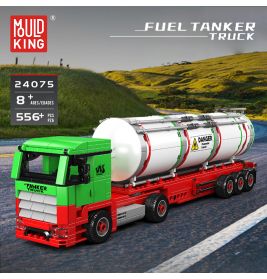 Spielzeug-Tanklaster in Rot, Grün und Weiß auf Straße, geeignet ab 8 Jahren, enthält über 556 Teile.