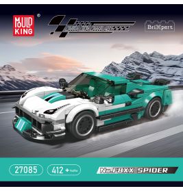 Bauset eines blau-weißen Sportwagens auf verschneiter Bergstraße, Produktdetails und Markenlogos sichtbar.