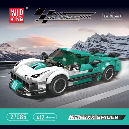 Bauset eines blau-weißen Sportwagens auf verschneiter Bergstraße, Produktdetails und Markenlogos sichtbar.