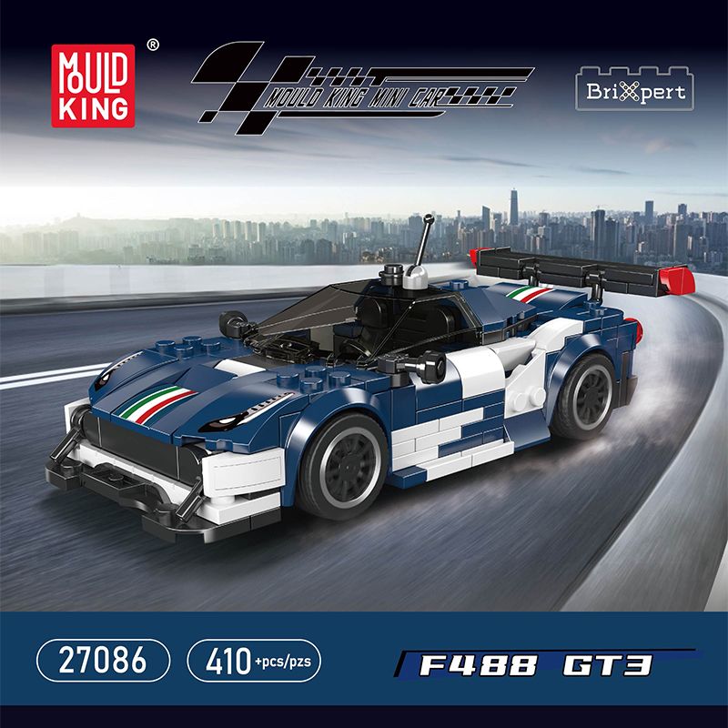 Blau-weißes Rennwagen-Modell aus Bausteinen auf Rennstrecke, Box: Mould King 27086, F488 GT3, 410 Teile. Blau-weißes Rennwagen-Modell aus Bausteinen auf Rennstrecke, Box: Mould King 27086, F488 GT3, 410 Teile.