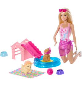Barbie-Puppe kniet am Pool mit zwei Hundewelpen, rosa Rutsche, Spielmatte und Zubehör.