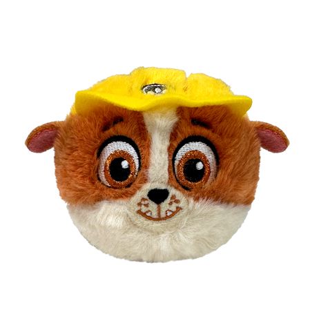 Runder Plüschhund mit braun-weißem Fell, gelbem Hut und lächelndem Gesicht vor weißem Hintergrund.