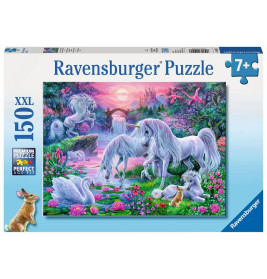 Puzzlebox mit Einhörnern, Schwänen und Schloss vor farbenfroher Fantasielandschaft.
