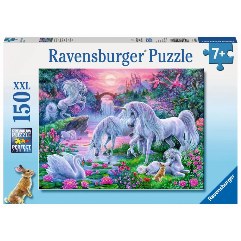 Puzzlebox mit Einhörnern, Schwänen und Schloss vor farbenfroher Fantasielandschaft.
