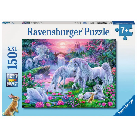 Puzzlebox mit Einhörnern, Schwänen und Schloss vor farbenfroher Fantasielandschaft.