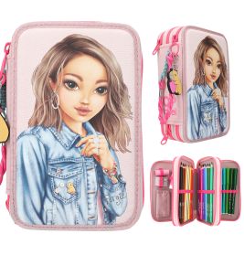 Pinkes Etui mit Mädchenzeichnung in Jeansjacke, geschlossen und offen mit bunten Stiften und Bleistiften zu sehen.