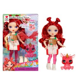 Regenbogen Fantasy Feen Set: Rothaarige Puppe, pinkes Einhorn und bunte Verpackung.
