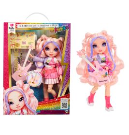 Puppe mit pink-lila Haaren, pinkem Outfit und Gitarre neben bunter Verpackung.