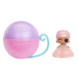 Rosa-violette LOL Surprise Kugel mit kleiner Puppe im rosa Kleid und zwinkerndem Gesicht daneben.