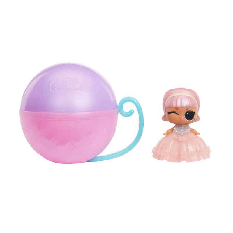 Rosa-violette LOL Surprise Kugel mit kleiner Puppe im rosa Kleid und zwinkerndem Gesicht daneben. Rosa-violette LOL Surprise Kugel mit kleiner Puppe im rosa Kleid und zwinkerndem Gesicht daneben.