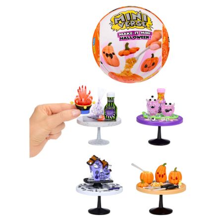 Mini-Halloween-Desserts auf Ständern mit orangener Mini-Verse-Verpackung und einer Hand am Stand.