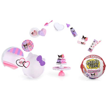 Mini-Spielset mit pink-lila Zubehör, kleinem Kuchen und MINI VERSE-Kugel auf weißem Hintergrund.