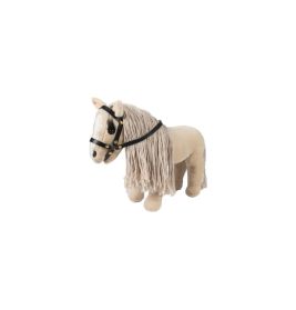 Stoffpferd mit langer Garnmähne und schwarzem Zaumzeug steht auf weißem Hintergrund.
