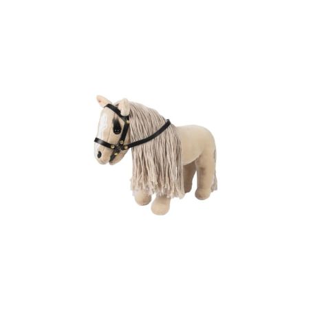 Stoffpferd mit langer Garnmähne und schwarzem Zaumzeug steht auf weißem Hintergrund.