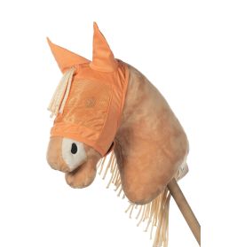 Plüsch-Steckenpferd mit orangefarbenem Zaumzeug und Ohrenschutz an einem Holzstab.