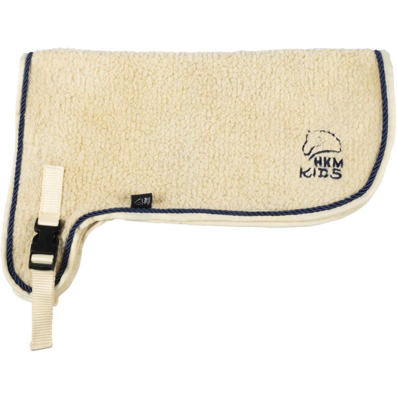 Cremefarbene Fleece-Pferdedecke mit navyblauer Umrandung, Schnallenverschluss und HKM Kids Logo bestickt. Cremefarbene Fleece-Pferdedecke mit navyblauer Umrandung, Schnallenverschluss und HKM Kids Logo bestickt.