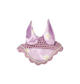 Lavendelfarbene Häkelmütze mit Satin-Hasenohren, Gänseblümchenmuster und welligem Rand.