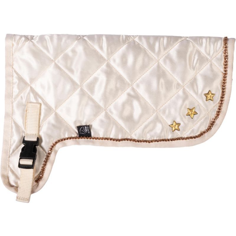 Cremefarbener, gesteppter Hundemantel mit brauner Einfassung, drei goldenen Sternen und beigem Gurt links. Cremefarbener, gesteppter Hundemantel mit brauner Einfassung, drei goldenen Sternen und beigem Gurt links.