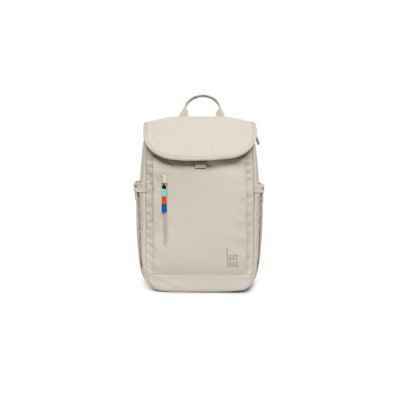 Beiger Rucksack mit Frontreißverschluss, buntem Zipper, Tragegriff und GOT BAG-Label. Beiger Rucksack mit Frontreißverschluss, buntem Zipper, Tragegriff und GOT BAG-Label.