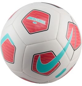 Weißer Nike-Fußball mit roten Sechsecken, türkisfarbenem Swoosh und Mercurial-Logo.