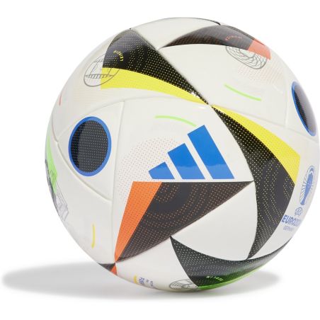 Weißer Adidas-Fußball mit bunten Mustern und Euro-2024-Logo.