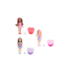 Drei Puppen mit herzförmigen Schachteln und kleinen Tierfiguren vor weißem Hintergrund.