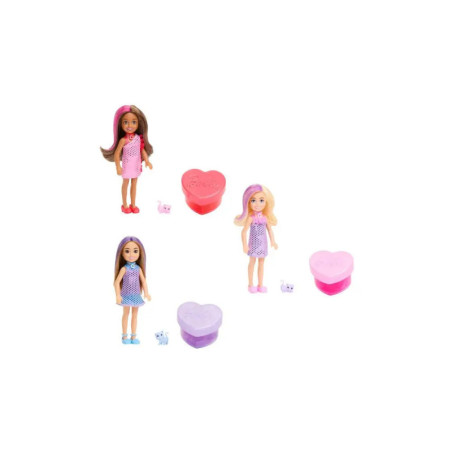 Drei Puppen mit herzförmigen Schachteln und kleinen Tierfiguren vor weißem Hintergrund.