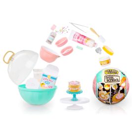 Mini-Backset mit Utensilien, Kuchenteig, Streuseln und Schaukuchen neben der Verpackungskugel.