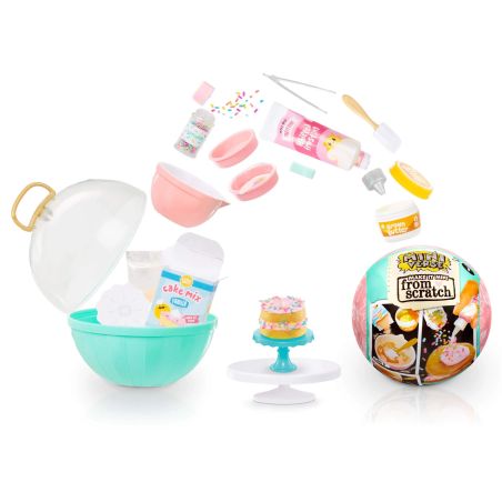 Mini-Backset mit Utensilien, Kuchenteig, Streuseln und Schaukuchen neben der Verpackungskugel.