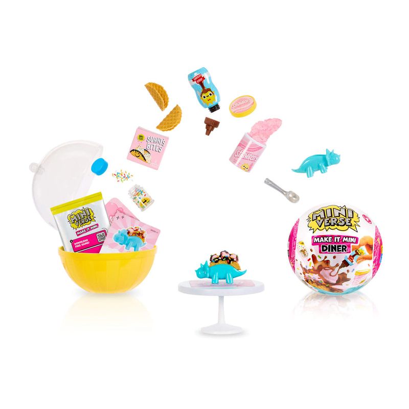 Mini-Food-Spielzeuge, Zubehör und ein blauer Dino auf weißer Tortenplatte mit gelber Kapsel und Verpackung. Mini-Food-Spielzeuge, Zubehör und ein blauer Dino auf weißer Tortenplatte mit gelber Kapsel und Verpackung.