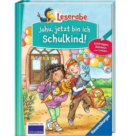 Kinder mit Rucksäcken gehen fröhlich auf einen Schuleingang zu, der mit Luftballons und Konfetti geschmückt ist.