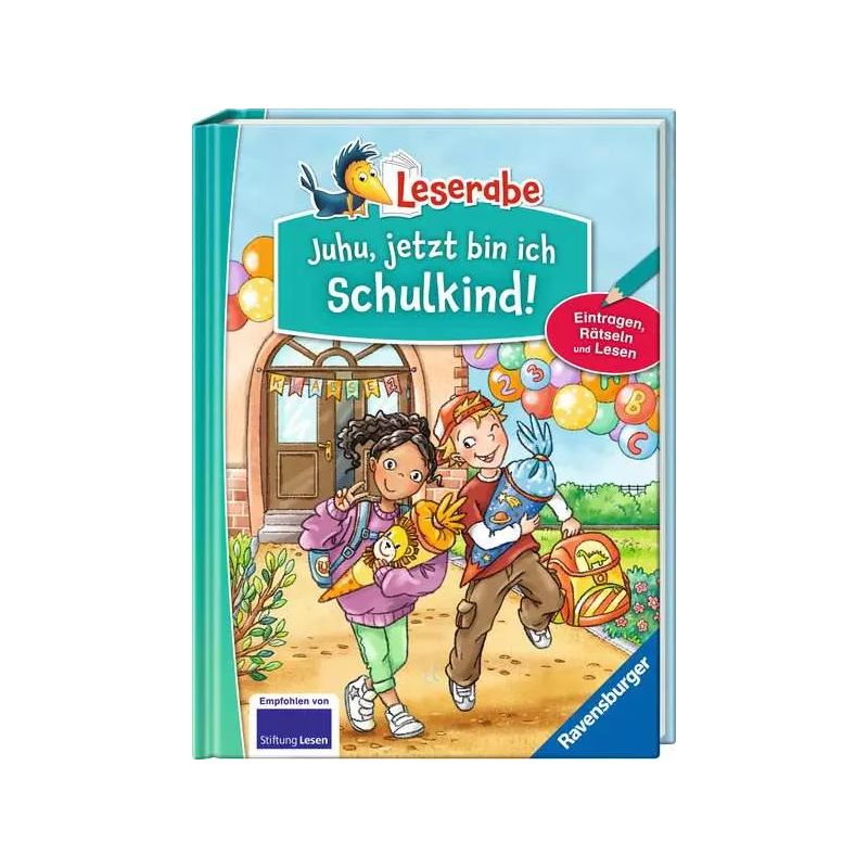 Kinder mit Rucksäcken gehen fröhlich auf einen Schuleingang zu, der mit Luftballons und Konfetti geschmückt ist.