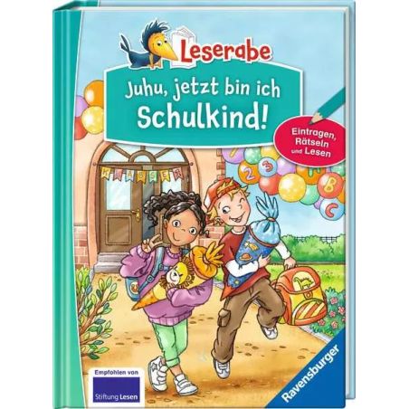 Kinder mit Rucksäcken gehen fröhlich auf einen Schuleingang zu, der mit Luftballons und Konfetti geschmückt ist.