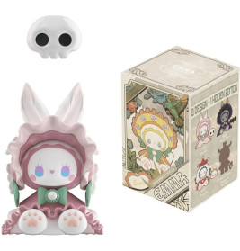 Hasen-Figur mit Haube, Totenkopf-Accessoire und dekorativer Box mit Charakterabbildungen.