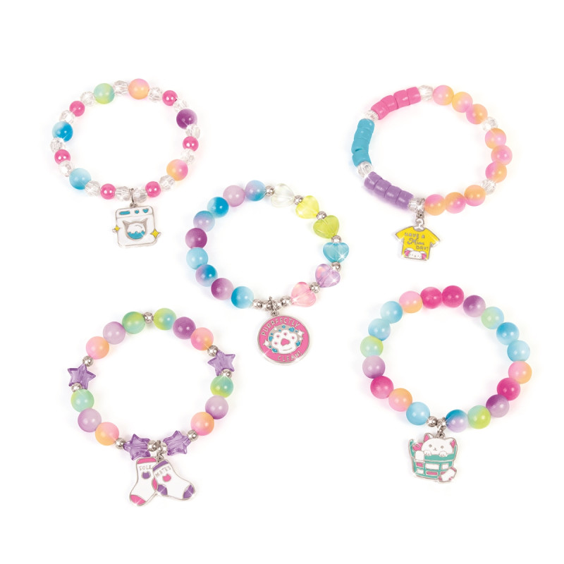 Fünf bunte Perlenarmbänder mit niedlichen Anhängern liegen kreisförmig auf weißem Hintergrund.