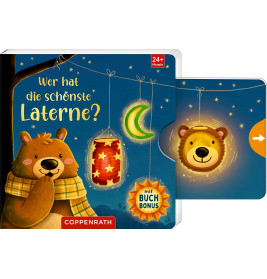 Ein Bär hält eine Laterne, über ihm hängen zwei weitere Laternen in Mond- und Sternform vor blauem Nachthimmel.