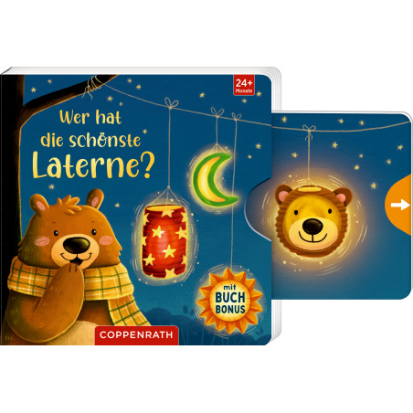 Ein Bär hält eine Laterne, über ihm hängen zwei weitere Laternen in Mond- und Sternform vor blauem Nachthimmel.