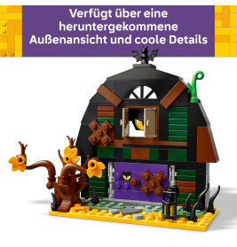 Ein LEGO-Haus mit Bretterfenstern, Pflanzen und Laterne steht unter einem Schild mit deutscher Aufschrift.