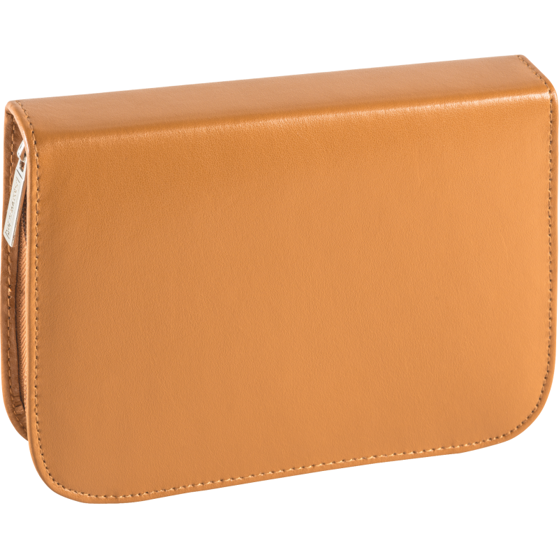 Hellbraune Ledertasche mit Reißverschluss und abgerundeten Ecken vor weißem Hintergrund.