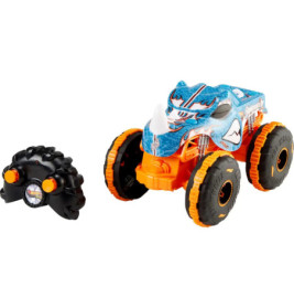 Ferngesteuerter Monstertruck im Hai-Design in Orange und Blau mit großen Rädern, daneben ein schwarzer Controller.