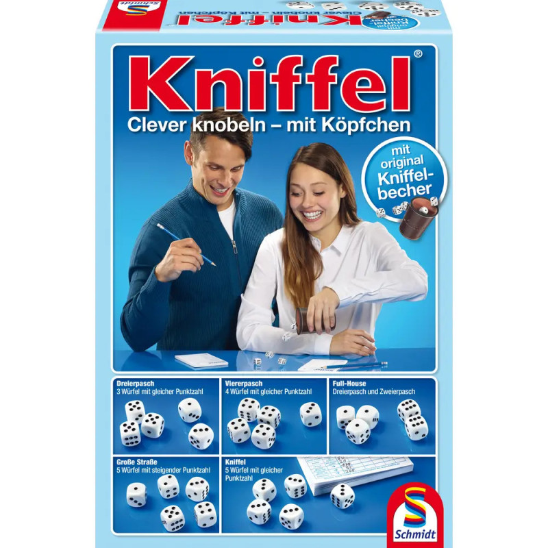 Zwei Personen spielen Kniffel an einem Tisch mit Würfeln, Spielblock und Becher und lächeln dabei.