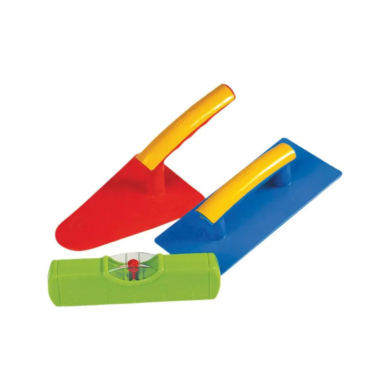 Drei bunte Spielzeug-Bauwerkzeuge (Kelle, Glätter, Wasserwaage) in Rot, Blau und Grün auf weißem Hintergrund.