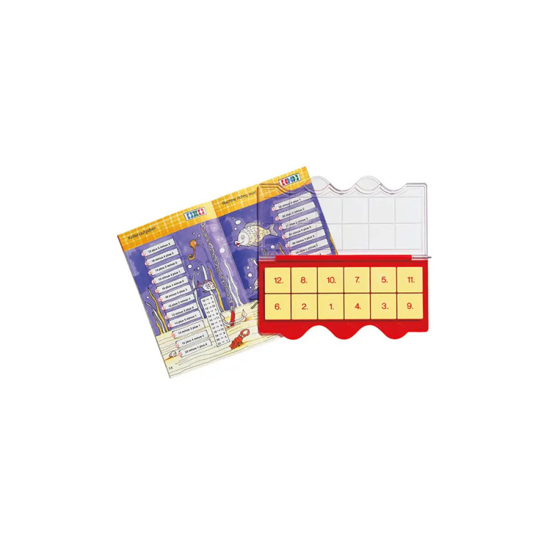 Mathe-Spiel mit nummerierten Plättchen, rotem Kunststofftablett und bebilderter Anleitung im Hintergrund. Mathe-Spiel mit nummerierten Plättchen, rotem Kunststofftablett und bebilderter Anleitung im Hintergrund.