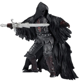 Eine schwarz gekleidete, gepanzerte Gestalt mit Kapuze hält ein silbernes Schwert kampfbereit in den Händen.