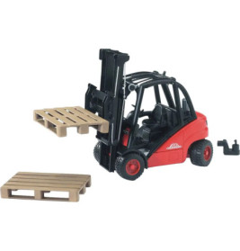 Ein roter Spielzeug-Gabelstapler hebt eine Holzpalette auf, daneben liegen eine weitere Palette und ein Aufsatz am Boden.