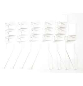 Weiße Kunststoffwinkel und Montageclips sind in Reihen auf weißem Hintergrund angeordnet.